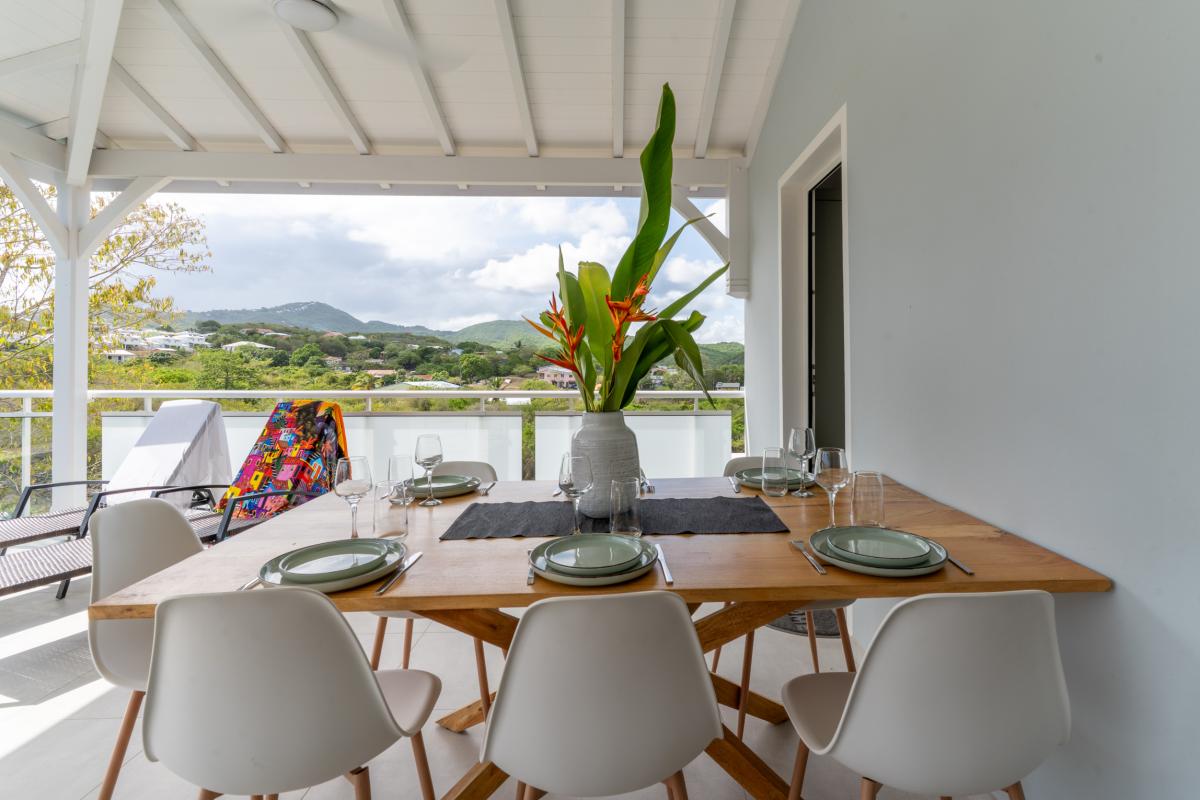 terrasse-espace-repas-table-exterieure-villa-t4-martinique (1)